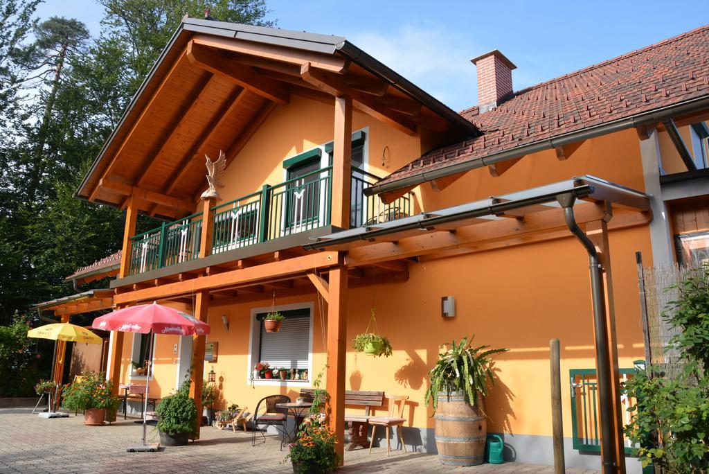 Gaestehaus Schmid Sankt Johann im Saggautal エクステリア 写真