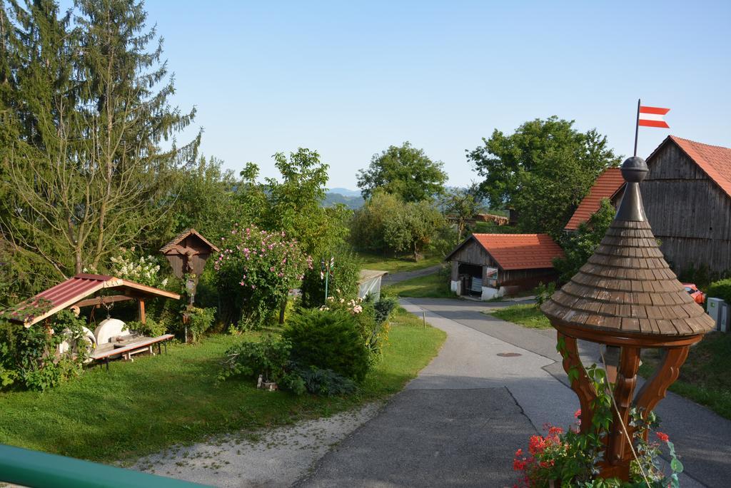 Gaestehaus Schmid Sankt Johann im Saggautal エクステリア 写真