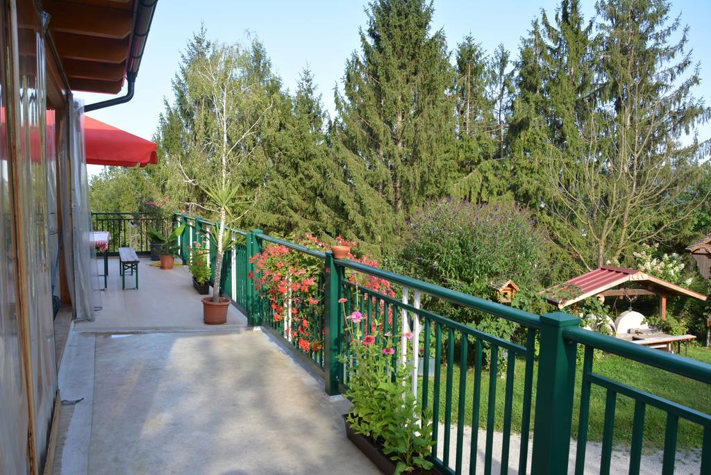 Gaestehaus Schmid Sankt Johann im Saggautal エクステリア 写真